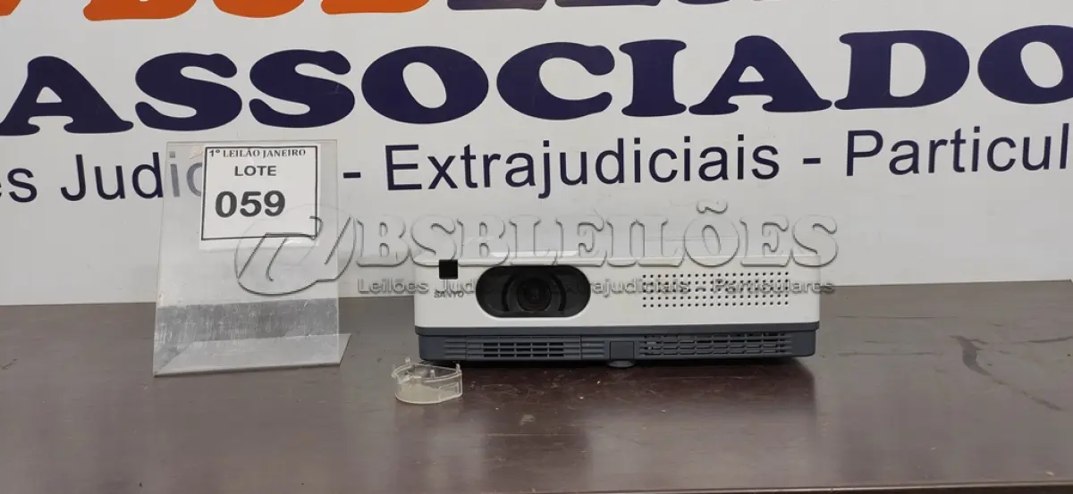 LOTE 059 - 01 PROJETOR SEM FONTE MARCA SANYO.  (NO ESTADO) ATENÇÃO! FAZER A VISITAÇÃO ANTES DE ARREMATAR, NÃO SABEMOS SE FUNCIONA. LEILÃO NÃO TEM GARANTIA E NEM DEVOLUÇÃO, SUJEITO A POSSÍVEIS AVARIAS VISÍVEIS/OCULTAS E/OU AUSÊNCIA DE COMPONENTES.