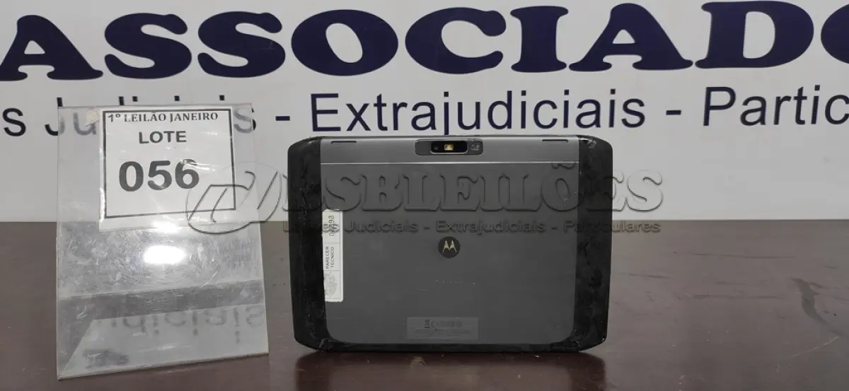 LOTE 056 - 01 TABLET SEM CARREGADOR MARCA MOTOROLA.  (NO ESTADO) ATENÇÃO! FAZER A VISITAÇÃO ANTES DE ARREMATAR, NÃO SABEMOS SE FUNCIONA. LEILÃO NÃO TEM GARANTIA E NEM DEVOLUÇÃO, SUJEITO A POSSÍVEIS AVARIAS VISÍVEIS/OCULTAS E/OU AUSÊNCIA DE COMPONENTES.