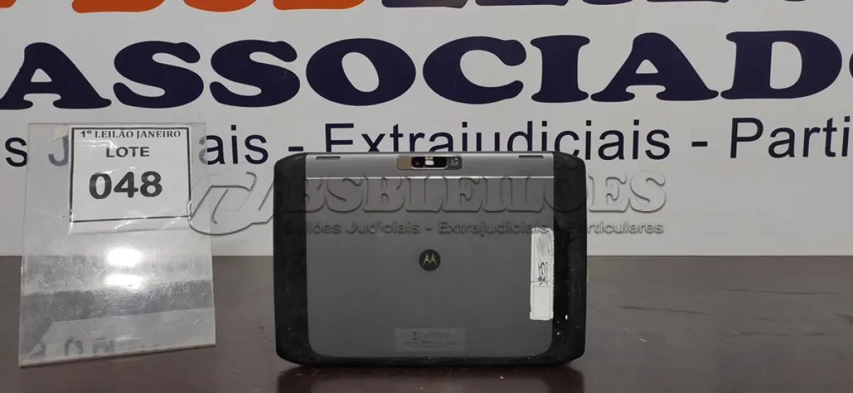LOTE 048 - 01 TABLET SEM CARREGADOR MARCA MOTOROLA.  (NO ESTADO) ATENÇÃO! FAZER A VISITAÇÃO ANTES DE ARREMATAR, NÃO SABEMOS SE FUNCIONA. LEILÃO NÃO TEM GARANTIA E NEM DEVOLUÇÃO, SUJEITO A POSSÍVEIS AVARIAS VISÍVEIS/OCULTAS E/OU AUSÊNCIA DE COMPONENTES.