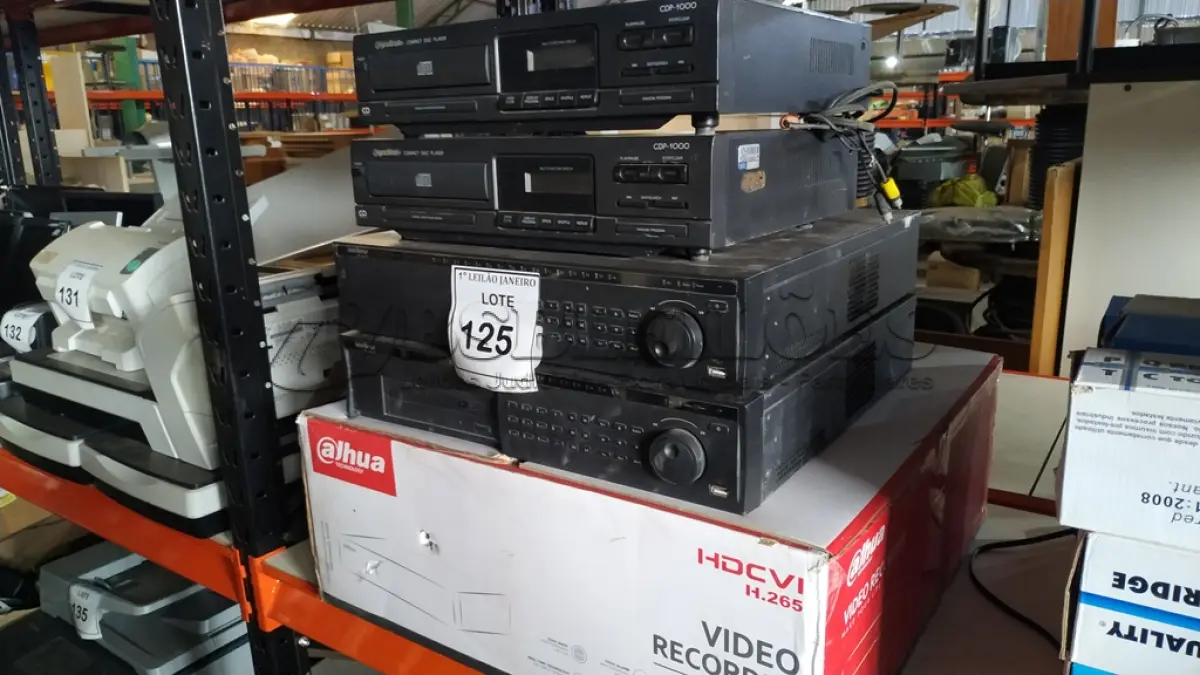 LOTE 125 - 02 DISC PLAYER E 03 DVRS MARCAS E MODELOS DIVERSOS.  (NO ESTADO) ATENÇÃO! FAZER A VISITAÇÃO ANTES DE ARREMATAR, NÃO SABEMOS SE FUNCIONA. LEILÃO NÃO TEM GARANTIA E NEM DEVOLUÇÃO, SUJEITO A POSSÍVEIS AVARIAS VISÍVEIS/OCULTAS E/OU AUSÊNCIA DE COMPONENTES.