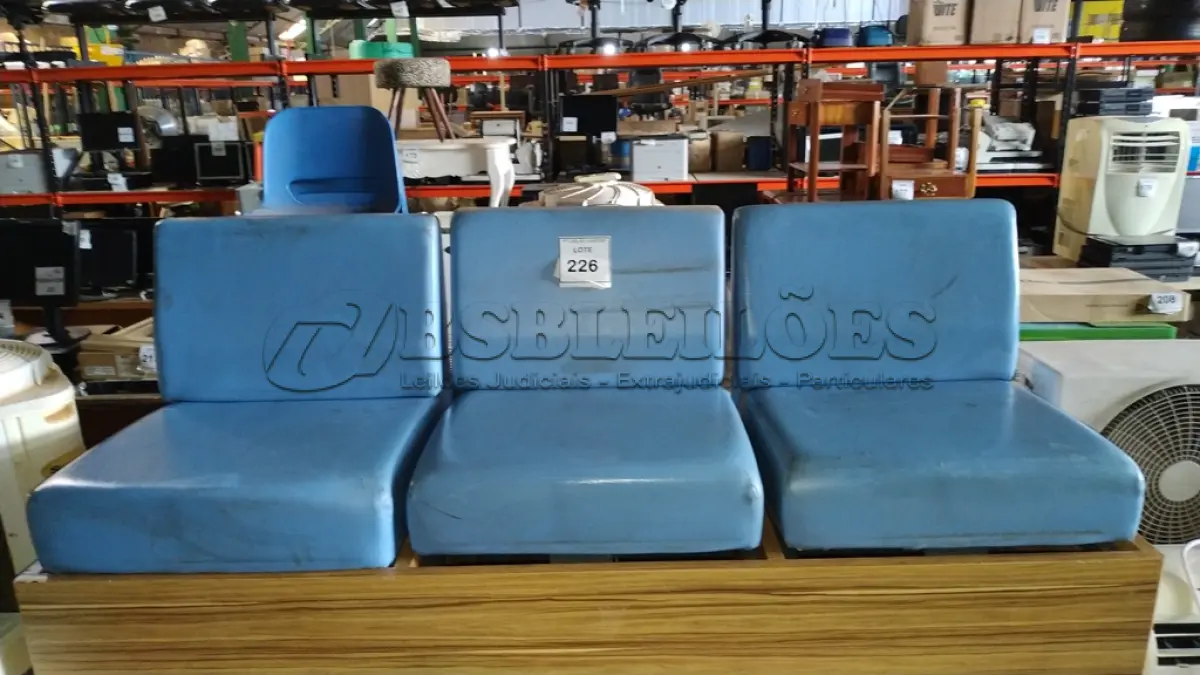 LOTE 226 - 01 SOFÁ DE ESPERA COM 03 LUGARES.  (NO ESTADO) ATENÇÃO! FAZER A VISITAÇÃO ANTES DE ARREMATAR, NÃO SABEMOS SE FUNCIONA. LEILÃO NÃO TEM GARANTIA E NEM DEVOLUÇÃO, SUJEITO A POSSÍVEIS AVARIAS VISÍVEIS/OCULTAS E/OU AUSÊNCIA DE COMPONENTES.