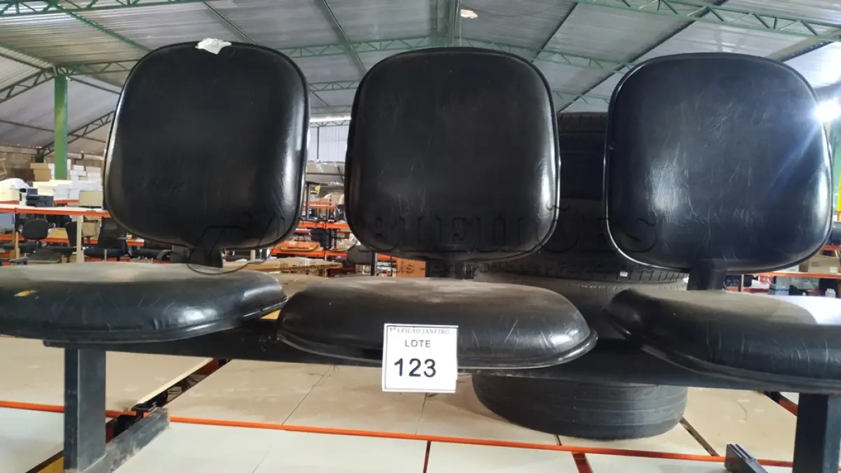 LOTE 123 - 01 CADEIRA DE ESPERA TIPO LONGARINA COM 03 LUGARES NA COR PRETA.  (NO ESTADO) ATENÇÃO! FAZER A VISITAÇÃO ANTES DE ARREMATAR, NÃO SABEMOS SE FUNCIONA. LEILÃO NÃO TEM GARANTIA E NEM DEVOLUÇÃO, SUJEITO A POSSÍVEIS AVARIAS VISÍVEIS/OCULTAS E/OU AUSÊNCIA DE COMPONENTES.
