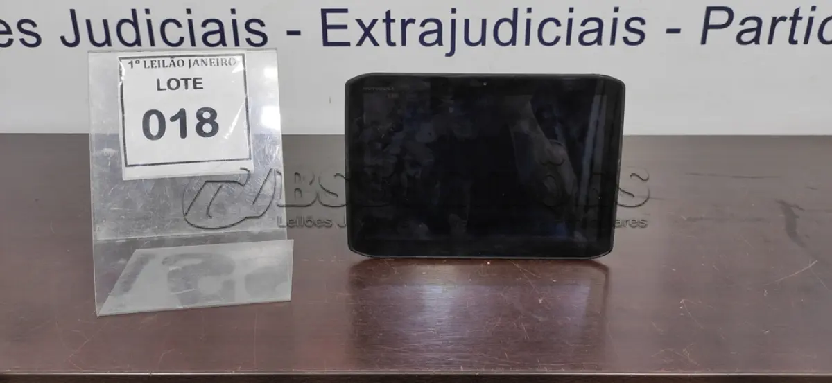 LOTE 018 - 01 TABLET SEM CARREGADOR MARCA MOTOROLA.  (NO ESTADO) ATENÇÃO! FAZER A VISITAÇÃO ANTES DE ARREMATAR, NÃO SABEMOS SE FUNCIONA. LEILÃO NÃO TEM GARANTIA E NEM DEVOLUÇÃO, SUJEITO A POSSÍVEIS AVARIAS VISÍVEIS/OCULTAS E/OU AUSÊNCIA DE COMPONENTES.