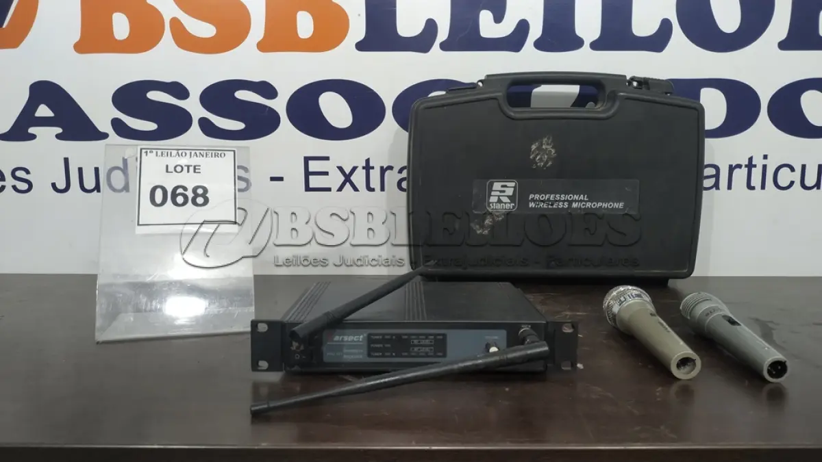 LOTE 068 - 01 CASE COM 02 MICROFONES E 01 RECEPTOR.  (NO ESTADO) ATENÇÃO! FAZER A VISITAÇÃO ANTES DE ARREMATAR, NÃO SABEMOS SE FUNCIONA. LEILÃO NÃO TEM GARANTIA E NEM DEVOLUÇÃO, SUJEITO A POSSÍVEIS AVARIAS VISÍVEIS/OCULTAS E/OU AUSÊNCIA DE COMPONENTES.