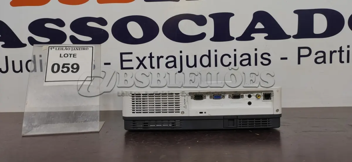 LOTE 059 - 01 PROJETOR SEM FONTE MARCA SANYO.  (NO ESTADO) ATENÇÃO! FAZER A VISITAÇÃO ANTES DE ARREMATAR, NÃO SABEMOS SE FUNCIONA. LEILÃO NÃO TEM GARANTIA E NEM DEVOLUÇÃO, SUJEITO A POSSÍVEIS AVARIAS VISÍVEIS/OCULTAS E/OU AUSÊNCIA DE COMPONENTES.