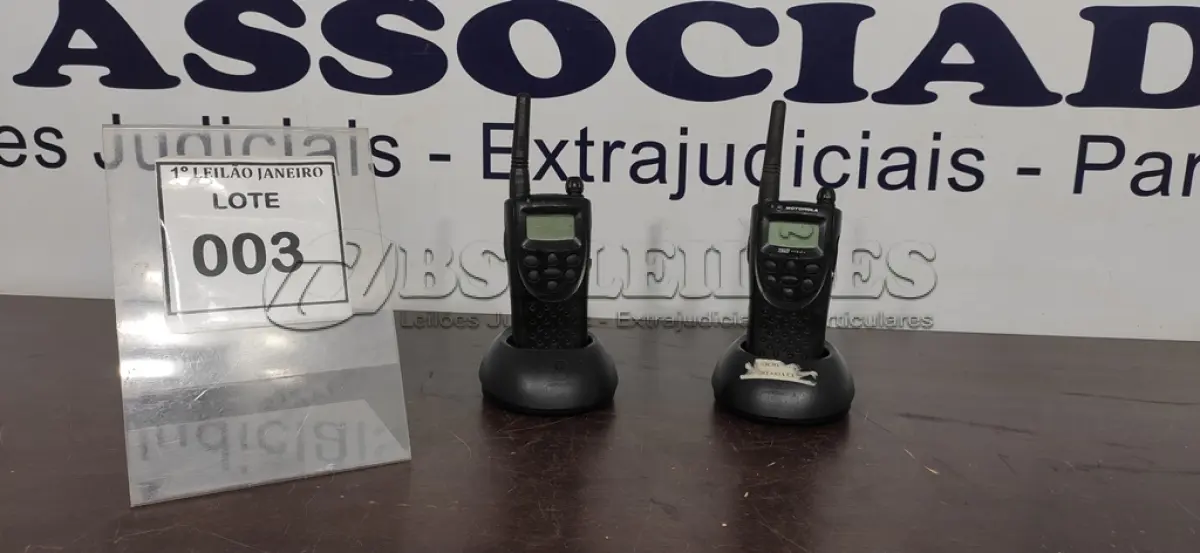 LOTE 003 - 02 RÁDIOS COMUNICADORES COM 02 BASES DE CARREGADOR MARCA MOTOROLA.  (NO ESTADO) ATENÇÃO! FAZER A VISITAÇÃO ANTES DE ARREMATAR, NÃO SABEMOS SE FUNCIONA. LEILÃO NÃO TEM GARANTIA E NEM DEVOLUÇÃO, SUJEITO A POSSÍVEIS AVARIAS VISÍVEIS/OCULTAS E/OU AUSÊNCIA DE COMPONENTES.