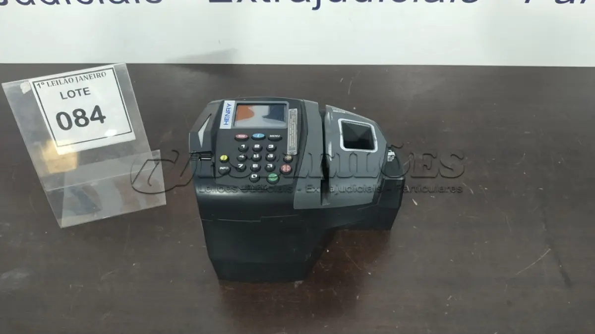 LOTE 084 - 01 RELÓGIO DE PONTO MARCA HENRY.  (NO ESTADO) ATENÇÃO! FAZER A VISITAÇÃO ANTES DE ARREMATAR, NÃO SABEMOS SE FUNCIONA. LEILÃO NÃO TEM GARANTIA E NEM DEVOLUÇÃO, SUJEITO A POSSÍVEIS AVARIAS VISÍVEIS/OCULTAS E/OU AUSÊNCIA DE COMPONENTES.