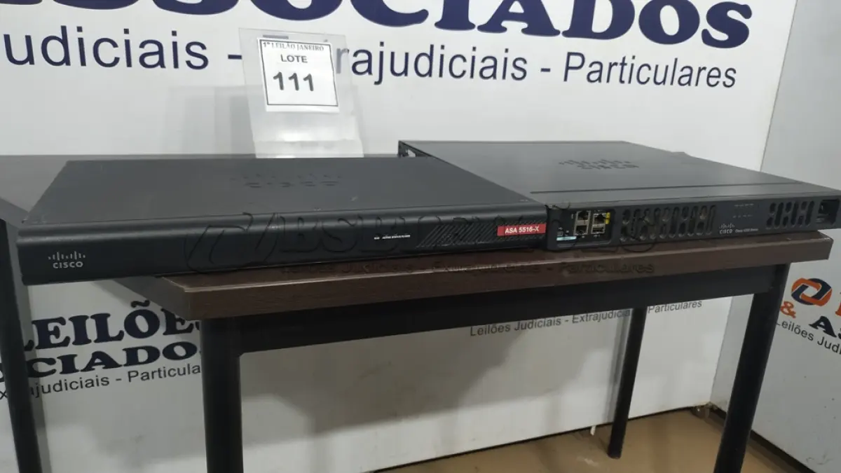 LOTE 111 - 02 ROTEADORES MARCA CISCO.  (NO ESTADO) ATENÇÃO! FAZER A VISITAÇÃO ANTES DE ARREMATAR, NÃO SABEMOS SE FUNCIONA. LEILÃO NÃO TEM GARANTIA E NEM DEVOLUÇÃO, SUJEITO A POSSÍVEIS AVARIAS VISÍVEIS/OCULTAS E/OU AUSÊNCIA DE COMPONENTES.