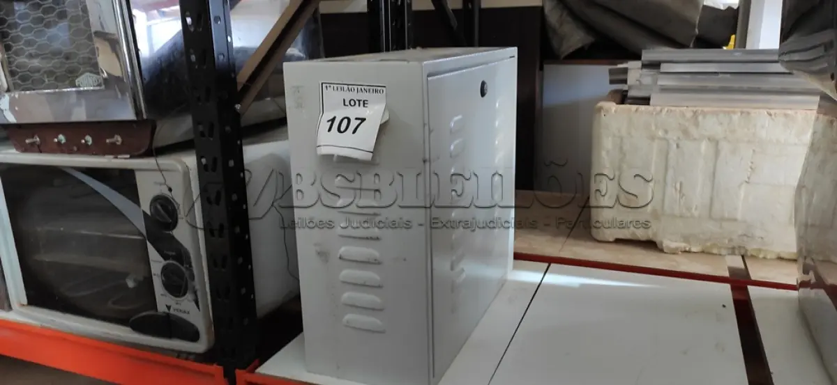 LOTE 107 - 01 BANCO DE BATERIA COM 04 BATERIA.  (NO ESTADO) ATENÇÃO! FAZER A VISITAÇÃO ANTES DE ARREMATAR, NÃO SABEMOS SE FUNCIONA. LEILÃO NÃO TEM GARANTIA E NEM DEVOLUÇÃO, SUJEITO A POSSÍVEIS AVARIAS VISÍVEIS/OCULTAS E/OU AUSÊNCIA DE COMPONENTES.