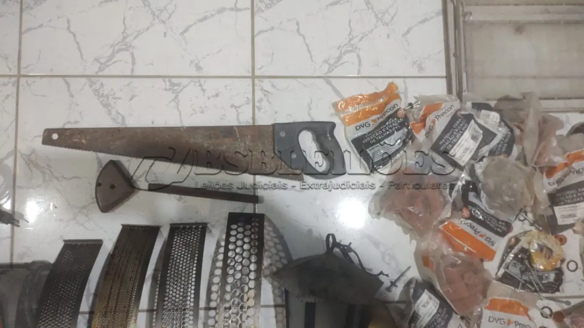 LOTE 512 - 01 LOTE COM DIVERSOS ÍTENS ANTIGOS. (NO ESTADO) ATENÇÃO! FAZER A VISITAÇÃO ANTES DE ARREMATAR, NÃO SABEMOS SE FUNCIONA, LEILÃO NÃO TEM GARANTIA E NEM DEVOLUÇÃO, SUJEITO A POSSÍVEIS AVARIAS VISÍVEIS/OCULTAS E/OU AUSÊNCIA DE COMPONENTES.