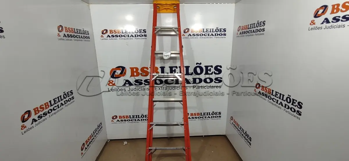 LOTE 101 - 01 ESCADA DE FIBRA COM 06 DEGRAUS DE ALUMÍNIO.  (NO ESTADO) ATENÇÃO! FAZER A VISITAÇÃO ANTES DE ARREMATAR, NÃO SABEMOS SE FUNCIONA. LEILÃO NÃO TEM GARANTIA E NEM DEVOLUÇÃO, SUJEITO A POSSÍVEIS AVARIAS VISÍVEIS/OCULTAS E/OU AUSÊNCIA DE COMPONENTES.