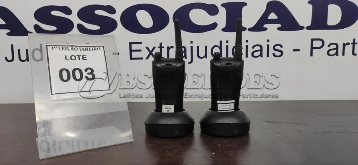 LOTE 003 - 02 RÁDIOS COMUNICADORES COM 02 BASES DE CARREGADOR MARCA MOTOROLA.  (NO ESTADO) ATENÇÃO! FAZER A VISITAÇÃO ANTES DE ARREMATAR, NÃO SABEMOS SE FUNCIONA. LEILÃO NÃO TEM GARANTIA E NEM DEVOLUÇÃO, SUJEITO A POSSÍVEIS AVARIAS VISÍVEIS/OCULTAS E/OU AUSÊNCIA DE COMPONENTES.