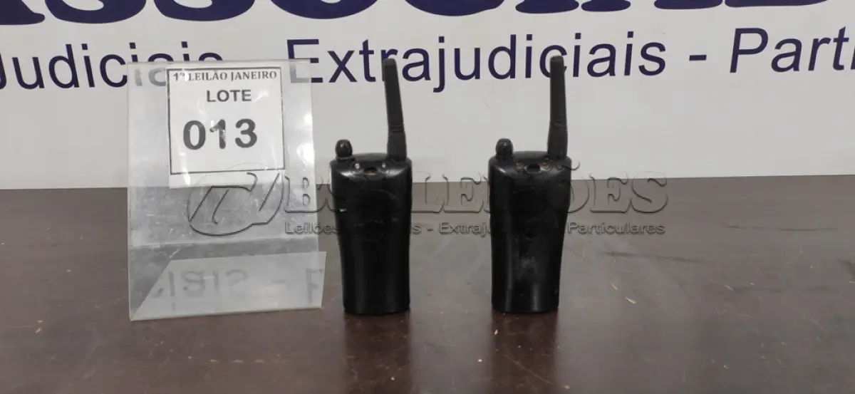 LOTE 013 - 02 RÁDIOS COMUNICADORES SEM CARREGADOR MARCA MOTOROLA.  (NO ESTADO) ATENÇÃO! FAZER A VISITAÇÃO ANTES DE ARREMATAR, NÃO SABEMOS SE FUNCIONA. LEILÃO NÃO TEM GARANTIA E NEM DEVOLUÇÃO, SUJEITO A POSSÍVEIS AVARIAS VISÍVEIS/OCULTAS E/OU AUSÊNCIA DE COMPONENTES.
