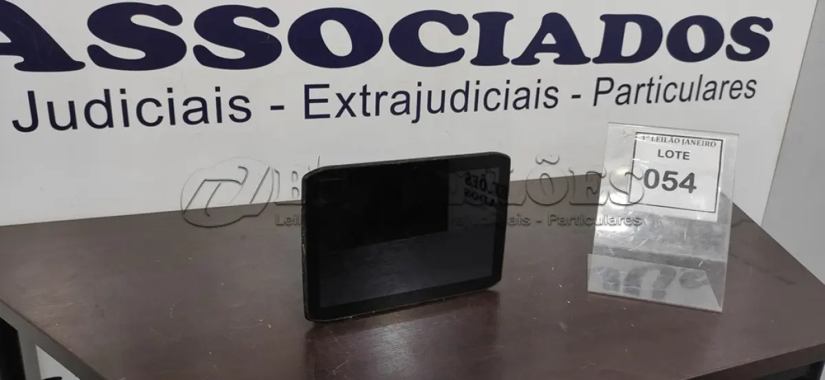 LOTE 054 - 01 TABLET SEM CARREGADOR MARCA MOTOROLA.  (NO ESTADO) ATENÇÃO! FAZER A VISITAÇÃO ANTES DE ARREMATAR, NÃO SABEMOS SE FUNCIONA. LEILÃO NÃO TEM GARANTIA E NEM DEVOLUÇÃO, SUJEITO A POSSÍVEIS AVARIAS VISÍVEIS/OCULTAS E/OU AUSÊNCIA DE COMPONENTES.