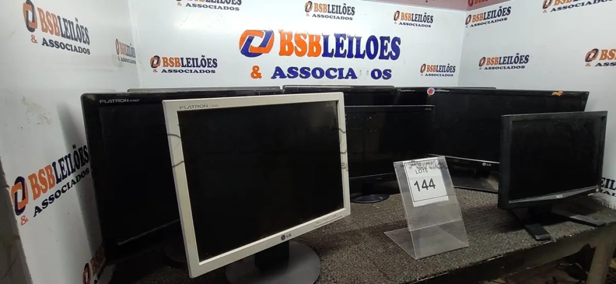 LOTE 144 - 08 MONITORES DE MARCAS E MODELOS DIVERSOS.  (NO ESTADO) ATENÇÃO! FAZER A VISITAÇÃO ANTES DE ARREMATAR, NÃO SABEMOS SE FUNCIONA. LEILÃO NÃO TEM GARANTIA E NEM DEVOLUÇÃO, SUJEITO A POSSÍVEIS AVARIAS VISÍVEIS/OCULTAS E/OU AUSÊNCIA DE COMPONENTES.