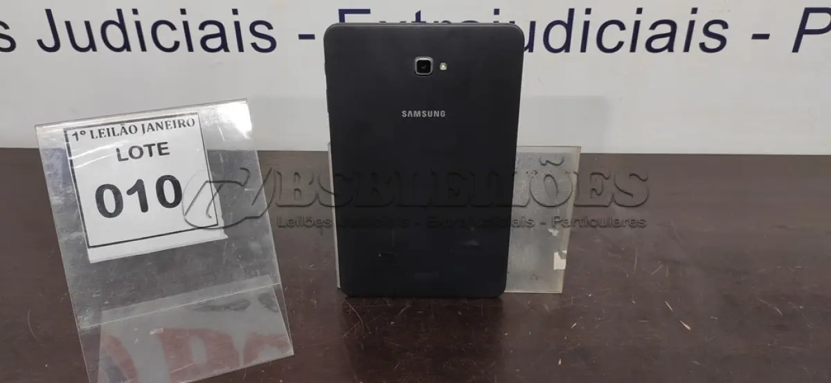 LOTE 010 - 01 TABLET SEM CARREGADOR MARCA SAMSUNG.  (NO ESTADO) ATENÇÃO! FAZER A VISITAÇÃO ANTES DE ARREMATAR, NÃO SABEMOS SE FUNCIONA. LEILÃO NÃO TEM GARANTIA E NEM DEVOLUÇÃO, SUJEITO A POSSÍVEIS AVARIAS VISÍVEIS/OCULTAS E/OU AUSÊNCIA DE COMPONENTES.