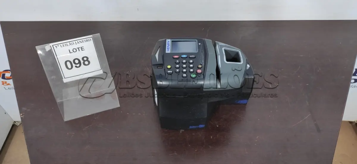 LOTE 098 - 01 RELÓGIO DE PONTO MARCA HENRY.  (NO ESTADO) ATENÇÃO! FAZER A VISITAÇÃO ANTES DE ARREMATAR, NÃO SABEMOS SE FUNCIONA. LEILÃO NÃO TEM GARANTIA E NEM DEVOLUÇÃO, SUJEITO A POSSÍVEIS AVARIAS VISÍVEIS/OCULTAS E/OU AUSÊNCIA DE COMPONENTES.