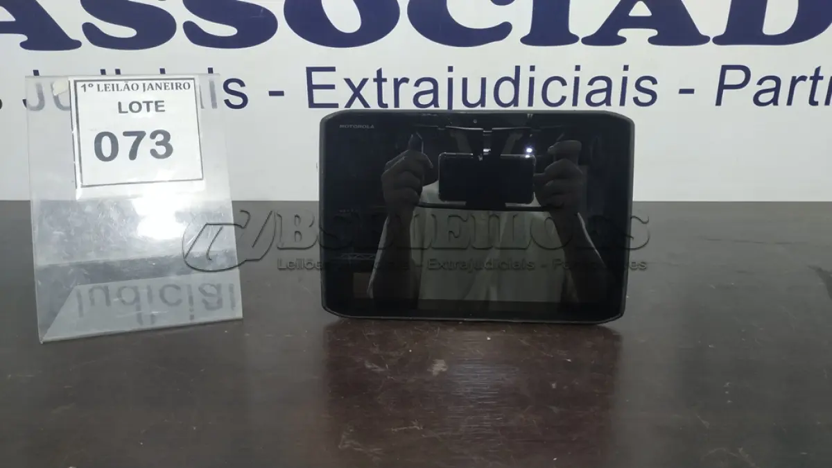 LOTE 073 - 01 TABLET SEM CARREGADOR MARCA MOTOROLA.  (NO ESTADO) ATENÇÃO! FAZER A VISITAÇÃO ANTES DE ARREMATAR, NÃO SABEMOS SE FUNCIONA. LEILÃO NÃO TEM GARANTIA E NEM DEVOLUÇÃO, SUJEITO A POSSÍVEIS AVARIAS VISÍVEIS/OCULTAS E/OU AUSÊNCIA DE COMPONENTES.
