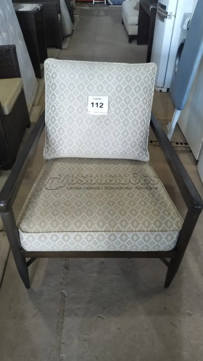 LOTE 112 - 01 CADEIRA. (NO ESTADO EM QUE SE ENCONTRA. SUJEITO A AVARIAS OCULTAS/VISÍVEIS.) BJ7189S
