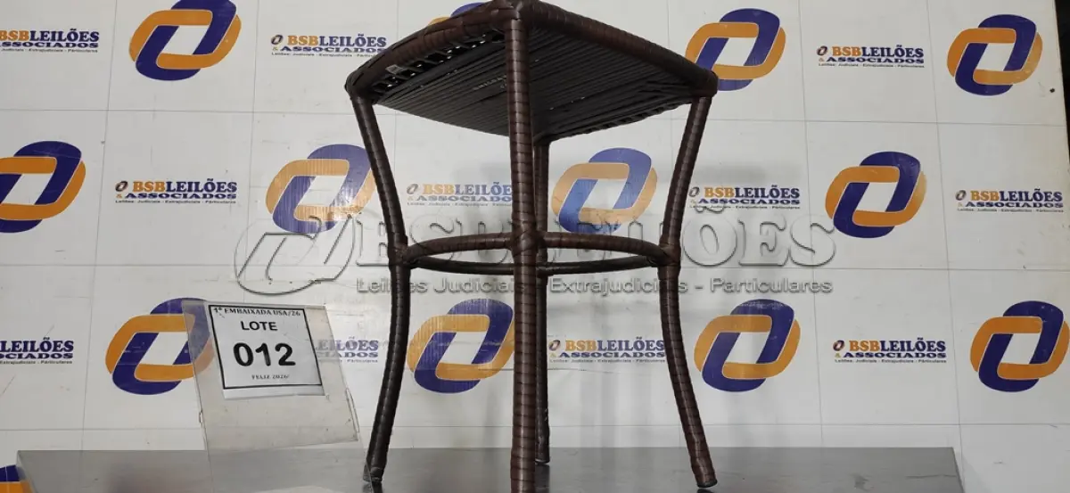LOTE 012 - 001 MESA DE CAFÉ. (NO ESTADO EM QUE SE ENCONTRA. SUJEITO A AVARIAS OCULTAS/VISÍVEIS.) BH1584Y