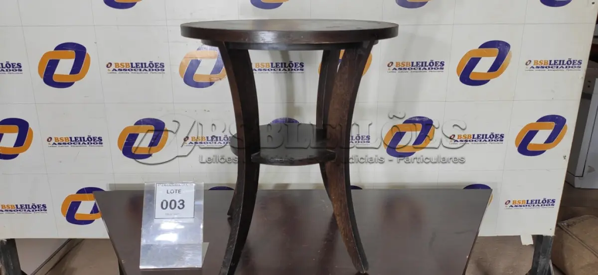 LOTE 003 - 01 MESA ACESSÓRIA. (NO ESTADO EM QUE SE ENCONTRA. SUJEITO A AVARIAS OCULTAS/VISÍVEIS.) AU2135E