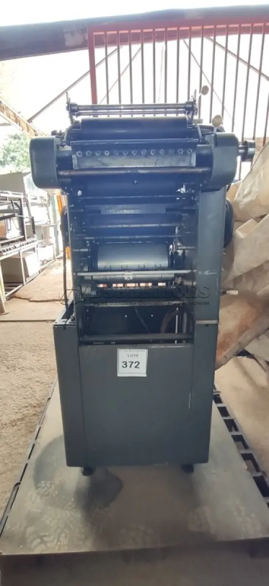 LOTE 372 - 01 MÁQUINA IMPRESSORA OFFSET INDUSTRIAL.  (NO ESTADO) ATENÇÃO! FAZER A VISITAÇÃO ANTES DE ARREMATAR, NÃO SABEMOS SE FUNCIONA. LEILÃO NÃO TEM GARANTIA E NEM DEVOLUÇÃO, SUJEITO A POSSÍVEIS AVARIAS VISÍVEIS/OCULTAS E/OU AUSÊNCIA DE COMPONENTES.