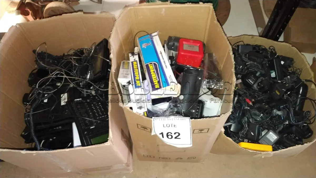 LOTE 162 - 01 LOTE COM GRANDE QUANTIDADE DE CABOS, FONTES, APARELHOS DE TELEFONE, MATERIAIS DE ESCRITÓRIO E PERIFÉRICOS DIVERSOS.  (NO ESTADO) ATENÇÃO! FAZER A VISITAÇÃO ANTES DE ARREMATAR, NÃO SABEMOS SE FUNCIONA. LEILÃO NÃO TEM GARANTIA E NEM DEVOLUÇÃO, SUJEITO A POSSÍVEIS AVARIAS VISÍVEIS/OCULTAS E/OU AUSÊNCIA DE COMPONENTES.
