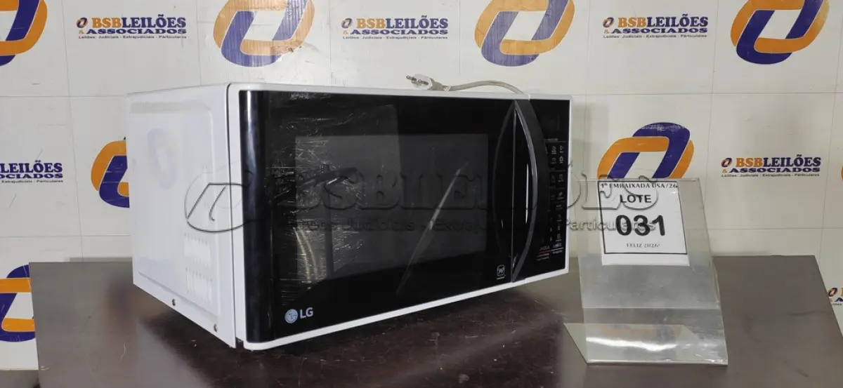 LOTE 031 - 01 MICROONDAS LG 220VOLTS. (NO ESTADO EM QUE SE ENCONTRA. SUJEITO A AVARIAS OCULTAS/VISÍVEIS.) BH1501H