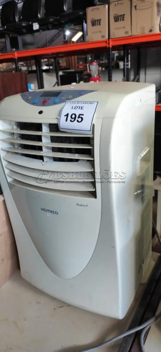 LOTE 195 - 01 AR CONDICIONADO PORTÁTIL 220V 12000 BTU/H MARCA KOMECO.  (NO ESTADO) ATENÇÃO! FAZER A VISITAÇÃO ANTES DE ARREMATAR, NÃO SABEMOS SE FUNCIONA. LEILÃO NÃO TEM GARANTIA E NEM DEVOLUÇÃO, SUJEITO A POSSÍVEIS AVARIAS VISÍVEIS/OCULTAS E/OU AUSÊNCIA DE COMPONENTES.