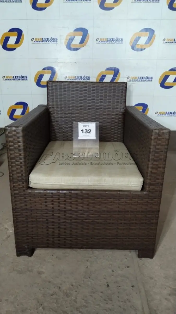 LOTE 132 - 01 CADEIRA DE JARDIM. (NO ESTADO EM QUE SE ENCONTRA. SUJEITO A AVARIAS OCULTAS/VISÍVEIS.) BH1590L