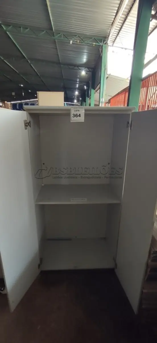 LOTE 364 - 01 ARMÁRIO ALTO EM MADEIRA COM 02 PORTAS.  (NO ESTADO) ATENÇÃO! FAZER A VISITAÇÃO ANTES DE ARREMATAR, NÃO SABEMOS SE FUNCIONA. LEILÃO NÃO TEM GARANTIA E NEM DEVOLUÇÃO, SUJEITO A POSSÍVEIS AVARIAS VISÍVEIS/OCULTAS E/OU AUSÊNCIA DE COMPONENTES.