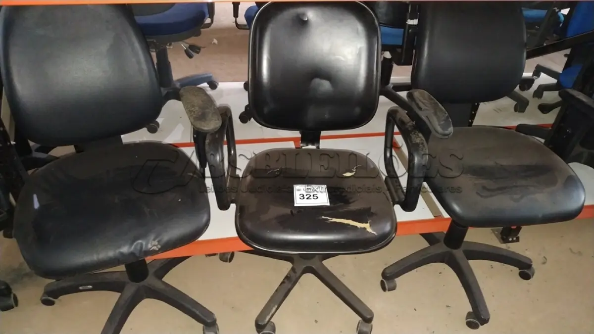 LOTE 325 - 03 CADEIRAS GIRATÓRIAS NA COR PRETA.  (NO ESTADO) ATENÇÃO! FAZER A VISITAÇÃO ANTES DE ARREMATAR, NÃO SABEMOS SE FUNCIONA. LEILÃO NÃO TEM GARANTIA E NEM DEVOLUÇÃO, SUJEITO A POSSÍVEIS AVARIAS VISÍVEIS/OCULTAS E/OU AUSÊNCIA DE COMPONENTES.