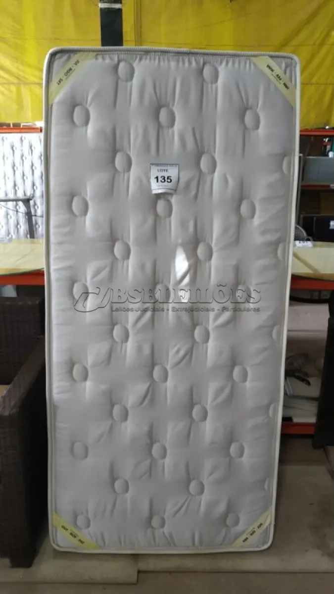 LOTE 135 - 01 COLCHÃO DE SOLTEIRO COM BASE 1,88CM X 88CM. (NO ESTADO EM QUE SE ENCONTRA. SUJEITO A AVARIAS OCULTAS/VISÍVEIS.) BJ7267M