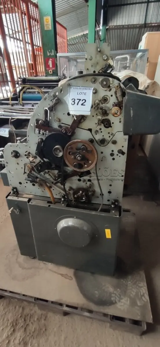 LOTE 372 - 01 MÁQUINA IMPRESSORA OFFSET INDUSTRIAL.  (NO ESTADO) ATENÇÃO! FAZER A VISITAÇÃO ANTES DE ARREMATAR, NÃO SABEMOS SE FUNCIONA. LEILÃO NÃO TEM GARANTIA E NEM DEVOLUÇÃO, SUJEITO A POSSÍVEIS AVARIAS VISÍVEIS/OCULTAS E/OU AUSÊNCIA DE COMPONENTES.