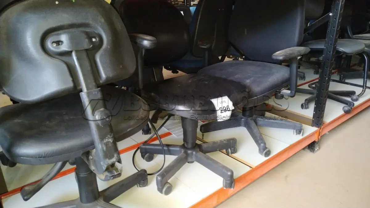 LOTE 296 - 03 CADEIRAS GIRATÓRIAS NA COR PRETA.  (NO ESTADO) ATENÇÃO! FAZER A VISITAÇÃO ANTES DE ARREMATAR, NÃO SABEMOS SE FUNCIONA. LEILÃO NÃO TEM GARANTIA E NEM DEVOLUÇÃO, SUJEITO A POSSÍVEIS AVARIAS VISÍVEIS/OCULTAS E/OU AUSÊNCIA DE COMPONENTES.
