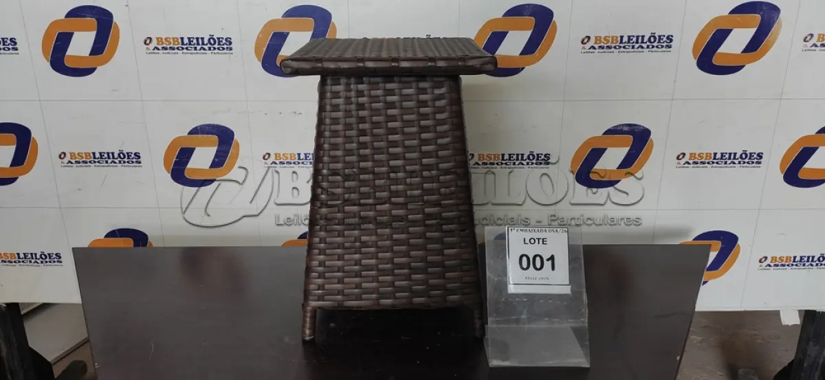 LOTE 001 - 01 MESINHA LATERAL DE JARDIM. (NO ESTADO EM QUE SE ENCONTRA. SUJEITO A AVARIAS OCULTAS/VISÍVEIS.) BH1638L