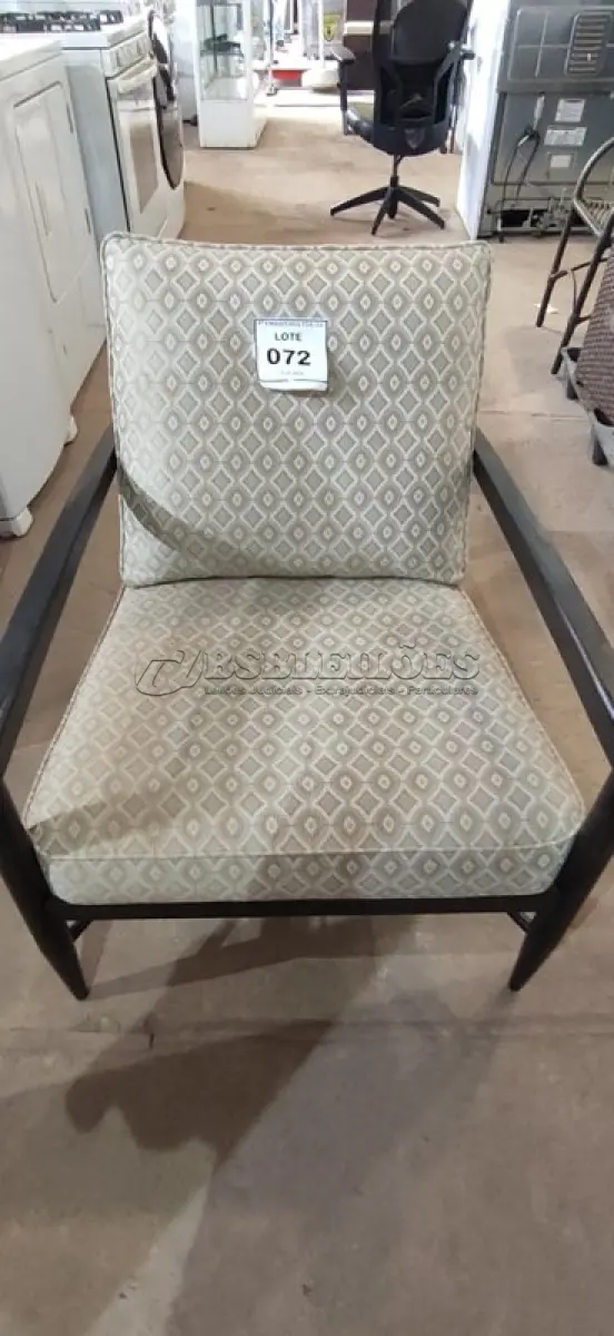 LOTE 072 - 01 CADEIRA. (NO ESTADO EM QUE SE ENCONTRA. SUJEITO A AVARIAS OCULTAS/VISÍVEIS.) AU2447K