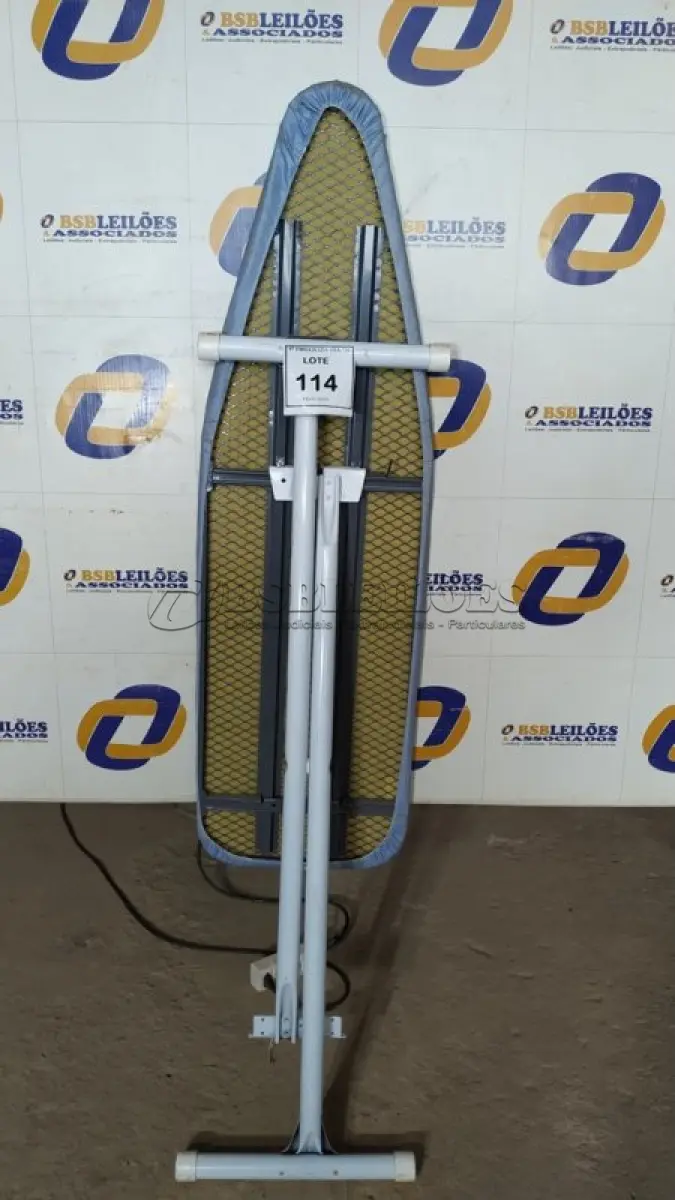 LOTE 114 - 01 TÁBUA DE PASSAR ROUPAS. (NO ESTADO EM QUE SE ENCONTRA. SUJEITO A AVARIAS OCULTAS/VISÍVEIS.)