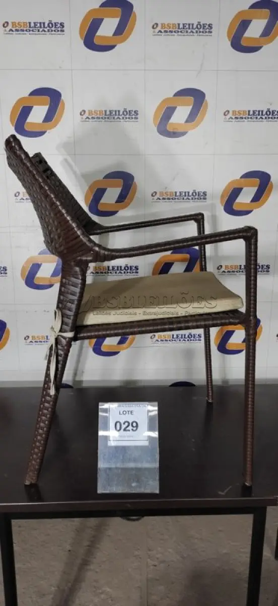 LOTE 029 - 01 CADEIRA DE JANTAR. (NO ESTADO EM QUE SE ENCONTRA. SUJEITO A AVARIAS OCULTAS/VISÍVEIS.) BH1582E
