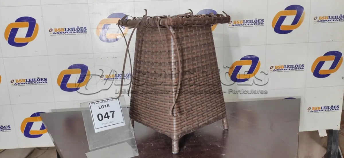 LOTE 047 - 01 MESA DE CANTO DE JARDIM. (NO ESTADO EM QUE SE ENCONTRA. SUJEITO A AVARIAS OCULTAS/VISÍVEIS.) BH1580J