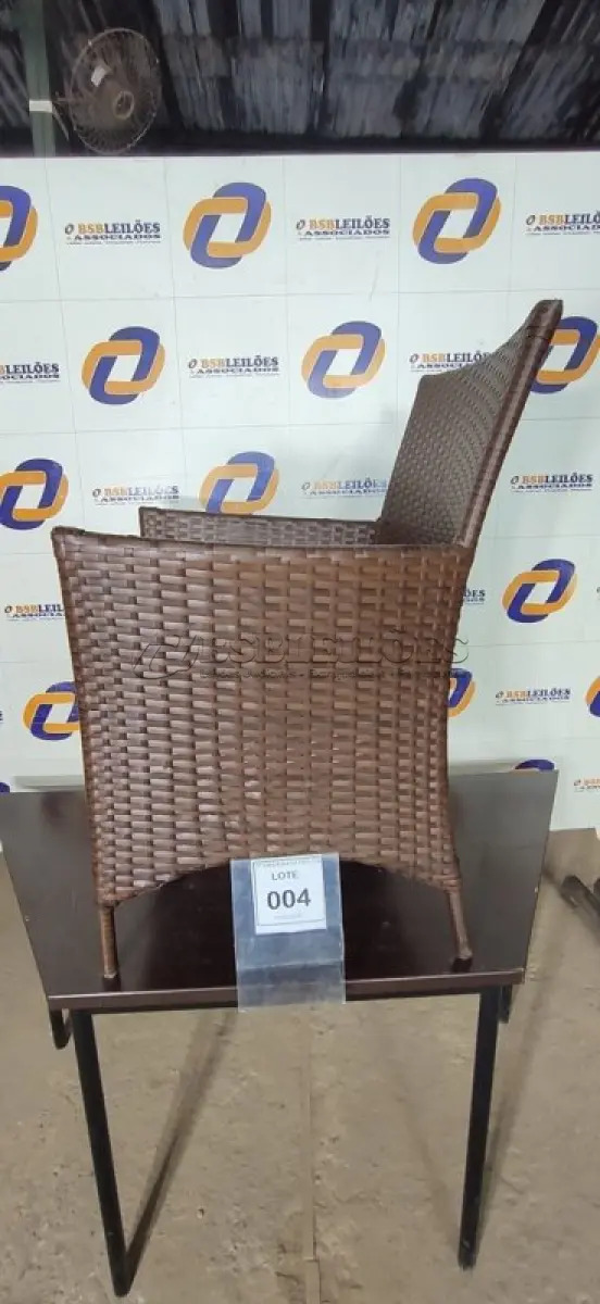LOTE 004 - 01 CADEIRA DE JARDIM. (NO ESTADO EM QUE SE ENCONTRA. SUJEITO A AVARIAS OCULTAS/VISÍVEIS.) BH1641L
