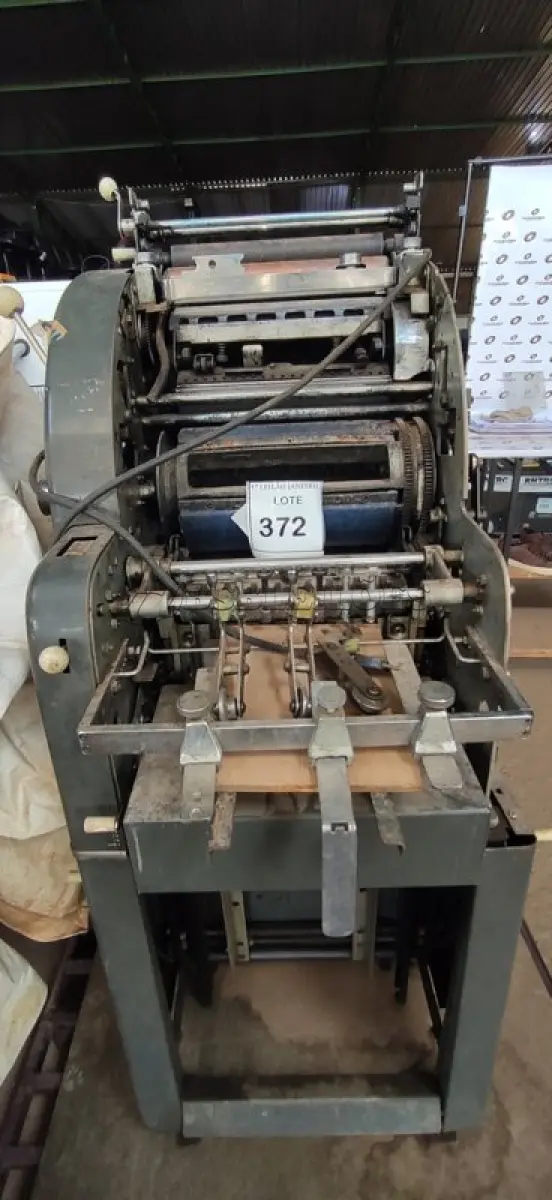 LOTE 372 - 01 MÁQUINA IMPRESSORA OFFSET INDUSTRIAL.  (NO ESTADO) ATENÇÃO! FAZER A VISITAÇÃO ANTES DE ARREMATAR, NÃO SABEMOS SE FUNCIONA. LEILÃO NÃO TEM GARANTIA E NEM DEVOLUÇÃO, SUJEITO A POSSÍVEIS AVARIAS VISÍVEIS/OCULTAS E/OU AUSÊNCIA DE COMPONENTES.