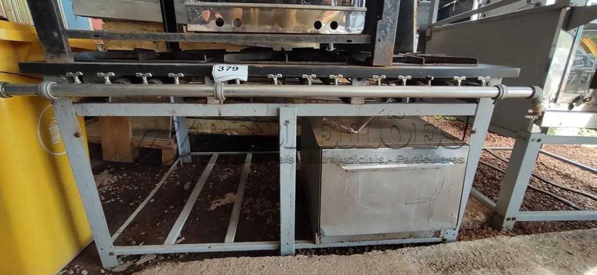 LOTE 379 - 01 FOGÃO INDUSTRIAL 06 BOCAS COM FORNO ACOPLADO.  (NO ESTADO) ATENÇÃO! FAZER A VISITAÇÃO ANTES DE ARREMATAR, NÃO SABEMOS SE FUNCIONA. LEILÃO NÃO TEM GARANTIA E NEM DEVOLUÇÃO, SUJEITO A POSSÍVEIS AVARIAS VISÍVEIS/OCULTAS E/OU AUSÊNCIA DE COMPONENTES.