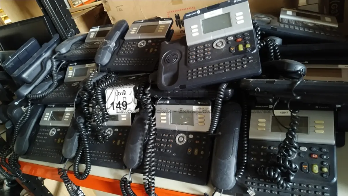 LOTE 149 - 01 LOTE COM GRANDE QUANTIDADE DE APARELHOS TELEFÔNICOS PARA ESCRITÓRIOS.  (NO ESTADO) ATENÇÃO! FAZER A VISITAÇÃO ANTES DE ARREMATAR, NÃO SABEMOS SE FUNCIONA. LEILÃO NÃO TEM GARANTIA E NEM DEVOLUÇÃO, SUJEITO A POSSÍVEIS AVARIAS VISÍVEIS/OCULTAS E/OU AUSÊNCIA DE COMPONENTES.