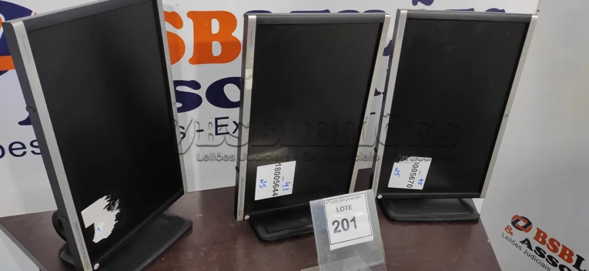 LOTE 201 - 03 MONITORES MARCA HP.  (NO ESTADO) ATENÇÃO! FAZER A VISITAÇÃO ANTES DE ARREMATAR, NÃO SABEMOS SE FUNCIONA. LEILÃO NÃO TEM GARANTIA E NEM DEVOLUÇÃO, SUJEITO A POSSÍVEIS AVARIAS VISÍVEIS/OCULTAS E/OU AUSÊNCIA DE COMPONENTES.