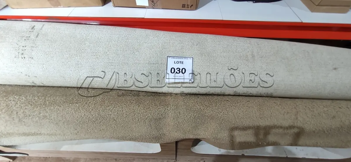 LOTE 030 - 01 TAPETE. (NO ESTADO EM QUE SE ENCONTRA. SUJEITO A AVARIAS OCULTAS/VISÍVEIS.) AV9368G
