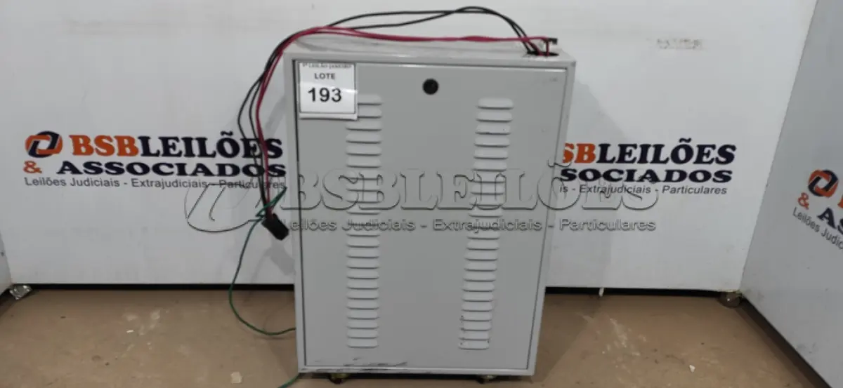 LOTE 193 - 01 BANCO DE BATERIAS COM 06 BATERIAS.  (NO ESTADO) ATENÇÃO! FAZER A VISITAÇÃO ANTES DE ARREMATAR, NÃO SABEMOS SE FUNCIONA. LEILÃO NÃO TEM GARANTIA E NEM DEVOLUÇÃO, SUJEITO A POSSÍVEIS AVARIAS VISÍVEIS/OCULTAS E/OU AUSÊNCIA DE COMPONENTES.