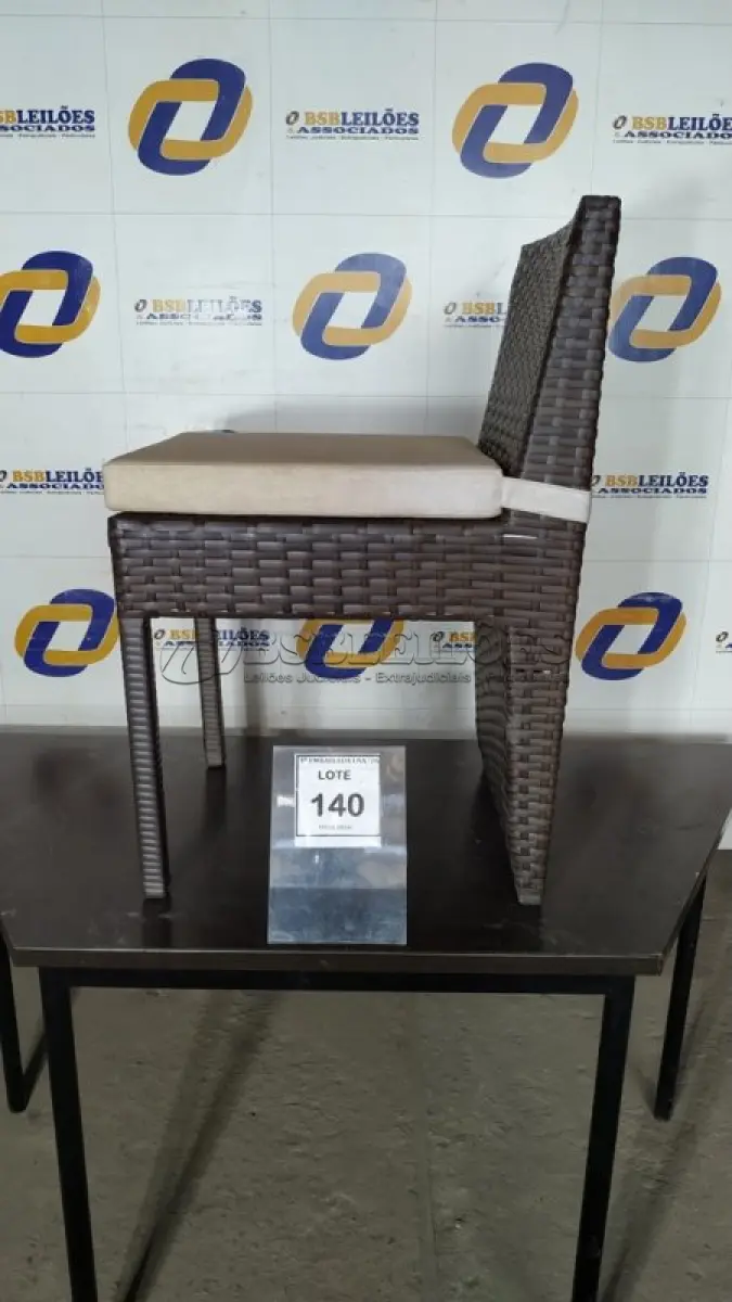 LOTE 140 - 01 CADEIRA DE JARDIM. (NO ESTADO EM QUE SE ENCONTRA. SUJEITO A AVARIAS OCULTAS/VISÍVEIS.) BH1585J