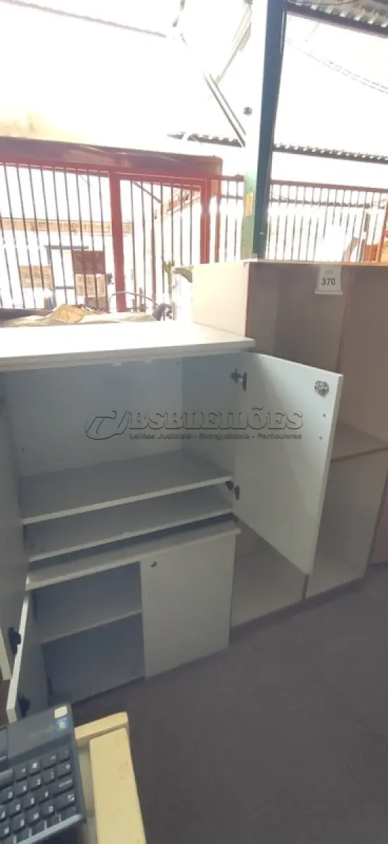 LOTE 370 - 02 ARMÁRIOS BAIXOS EM MADEIRA COM 02 PORTAS E 01 ARMÁRIO ALTO COM 04 COMPARTIMENTOS SEM PORTA.  (NO ESTADO) ATENÇÃO! FAZER A VISITAÇÃO ANTES DE ARREMATAR, NÃO SABEMOS SE FUNCIONA. LEILÃO NÃO TEM GARANTIA E NEM DEVOLUÇÃO, SUJEITO A POSSÍVEIS AVARIAS VISÍVEIS/OCULTAS E/OU AUSÊNCIA DE COMPONENTES.