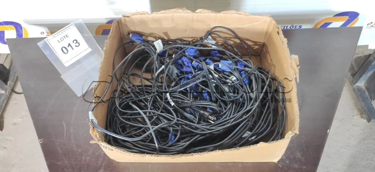 LOTE 013 - O1 CAIXA COM CABOS VGA PARA COMPUTADORES. (NO ESTADO EM QUE SE ENCONTRA. SUJEITO A AVARIAS OCULTAS/VISÍVEIS.)